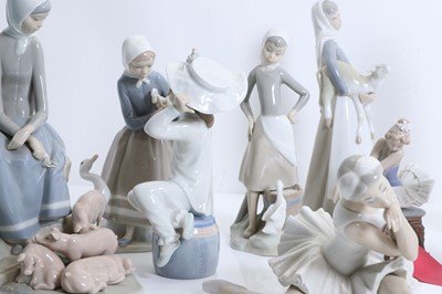 Lot 116 - A collection of Lladro figures