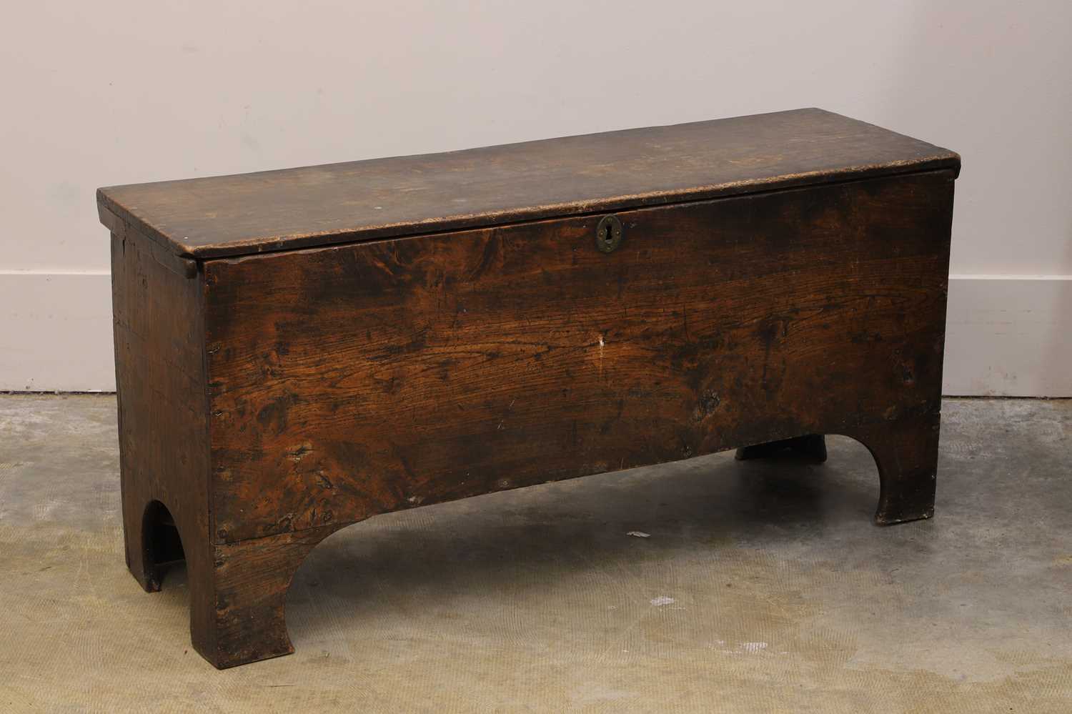 Lot 511 - An elm boarded chest