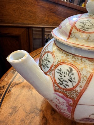 Lot 66 - A collection of Chinese and Japanese porcelain items