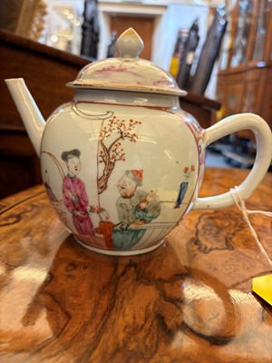 Lot 66 - A collection of Chinese and Japanese porcelain items