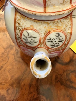 Lot 66 - A collection of Chinese and Japanese porcelain items