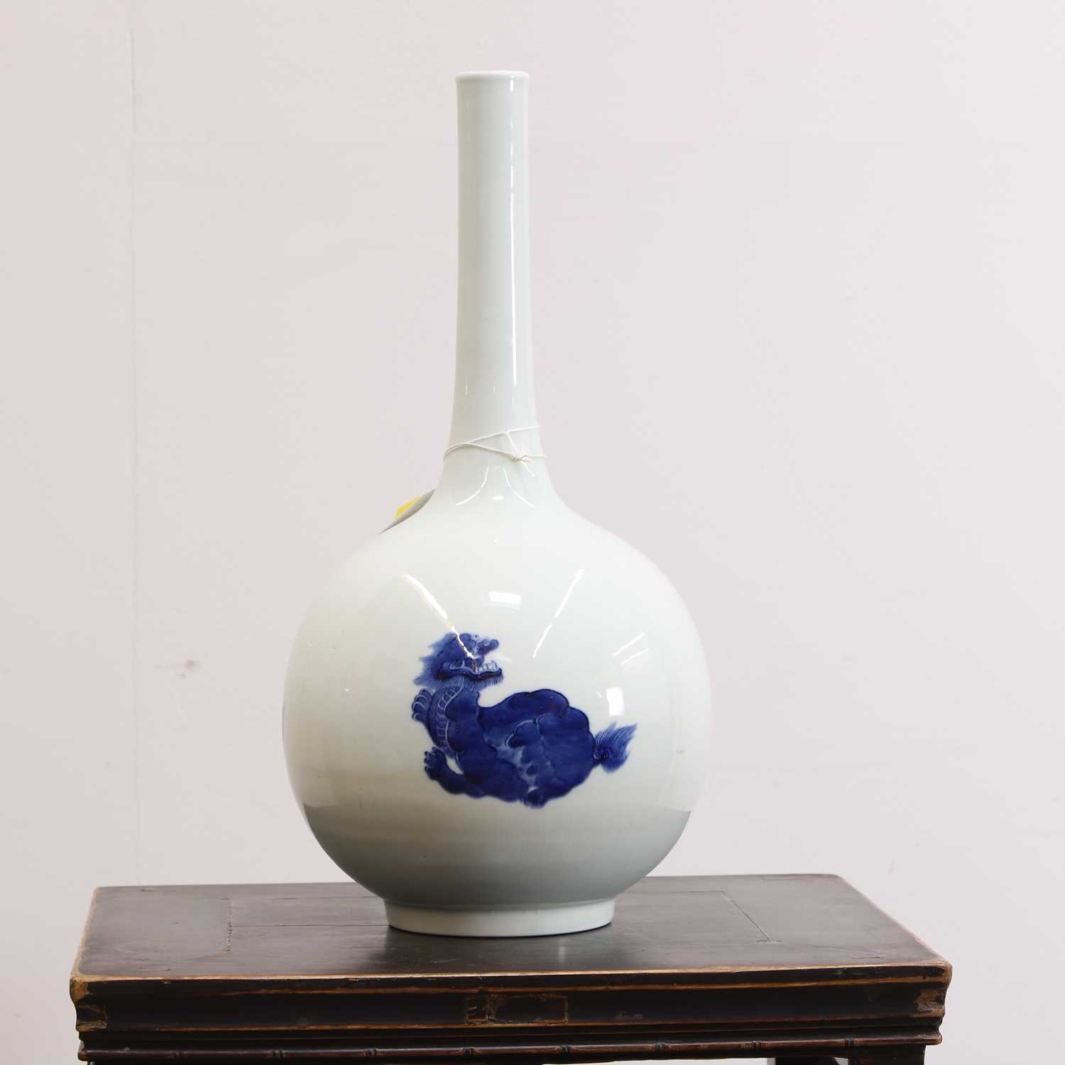 Lot 66 - A large Chinese blue and white bottle vase