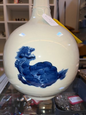 Lot 66 - A large Chinese blue and white bottle vase