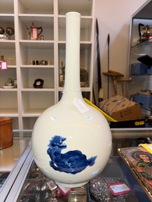 Lot 66 - A large Chinese blue and white bottle vase