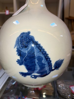 Lot 66 - A large Chinese blue and white bottle vase