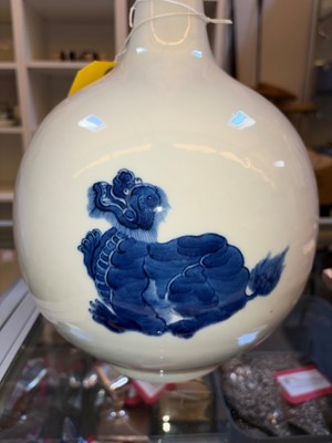 Lot 66 - A large Chinese blue and white bottle vase