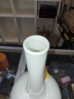 Lot 66 - A large Chinese blue and white bottle vase