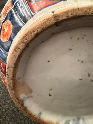 Lot 76 - A large Japanese imari bottle vase