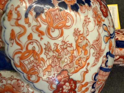Lot 76 - A large Japanese imari bottle vase