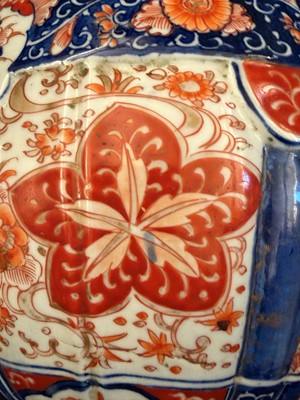 Lot 76 - A large Japanese imari bottle vase