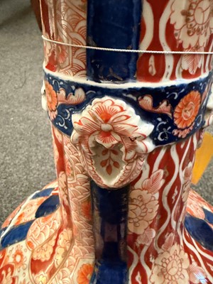 Lot 76 - A large Japanese imari bottle vase