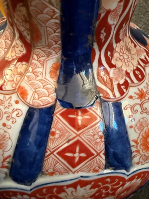 Lot 76 - A large Japanese imari bottle vase