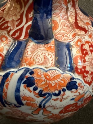 Lot 76 - A large Japanese imari bottle vase