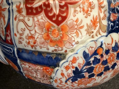 Lot 76 - A large Japanese imari bottle vase