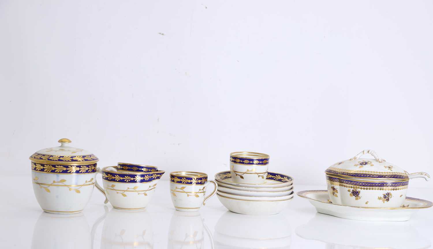 Lot 105 - A collection of Caughley blue and white porcelain