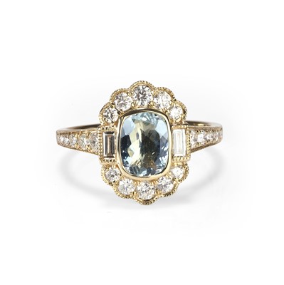Lot 139 - An aquamarine and diamond cluster ring