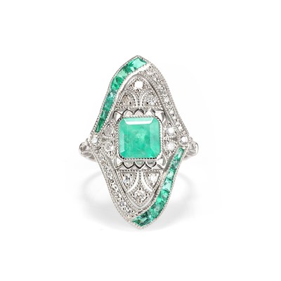 Lot 148 - An emerald and diamond panel ring