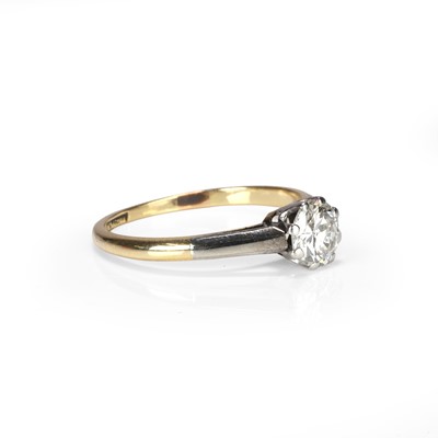Lot 31 - A diamond single stone ring