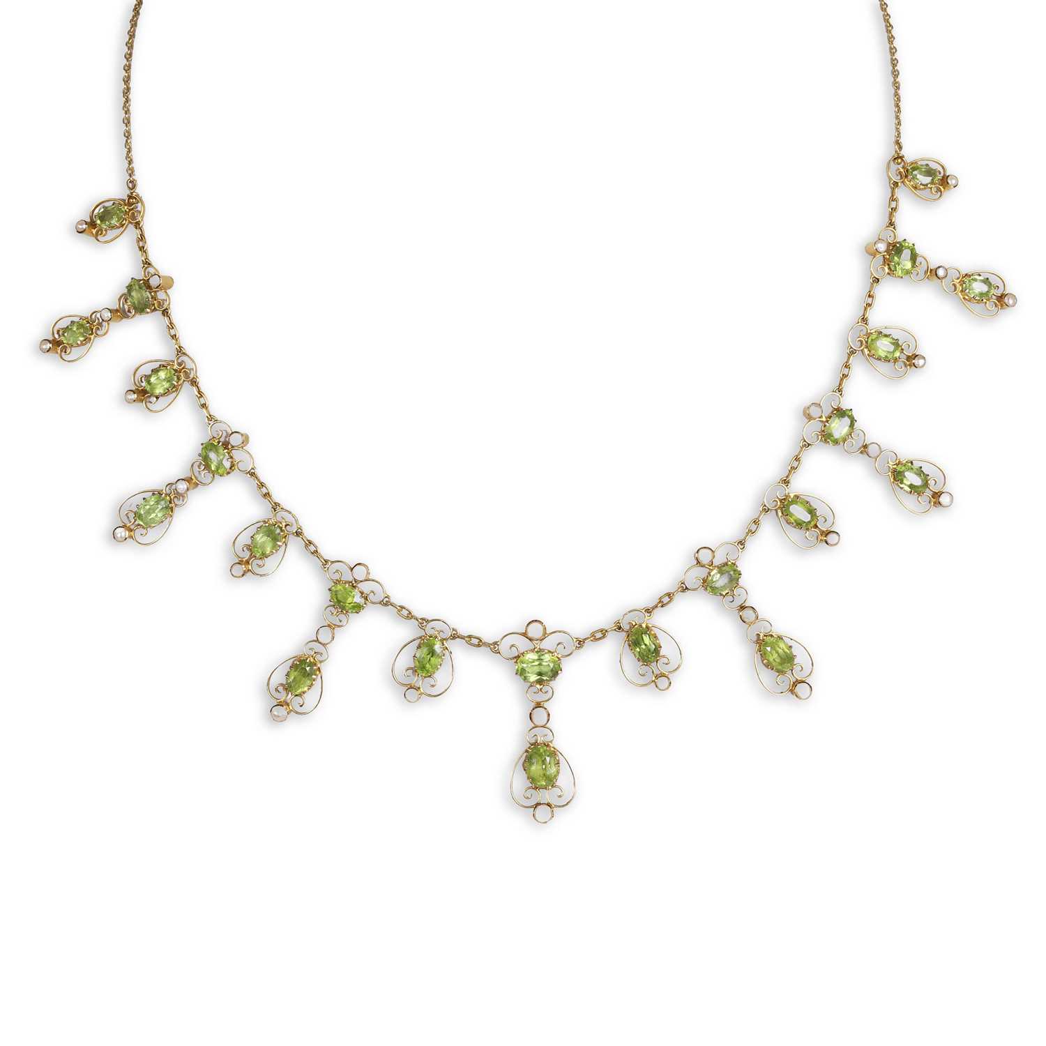 Lot 15 - An early 20th century peridot and seed pearl fringe necklace