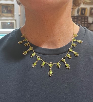 Lot 15 - An early 20th century peridot and seed pearl fringe necklace
