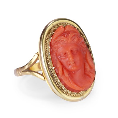 Lot 9 - A coral cameo ring