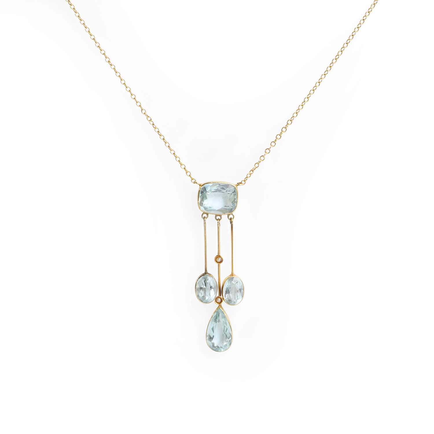 Lot 17 - An aquamarine pendant necklace