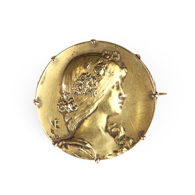 Lot 8 - A French Art Nouveau gold brooch