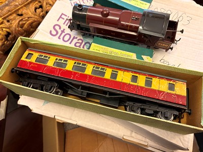 Lot 303 - A collection of locomotives and rolling stock