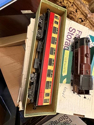 Lot 303 - A collection of locomotives and rolling stock