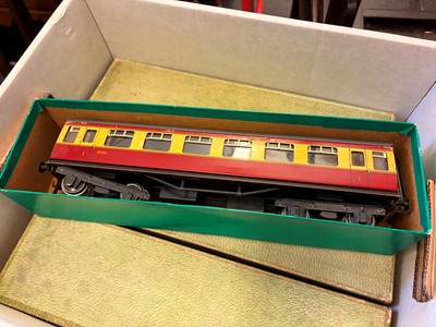 Lot 303 - A collection of locomotives and rolling stock