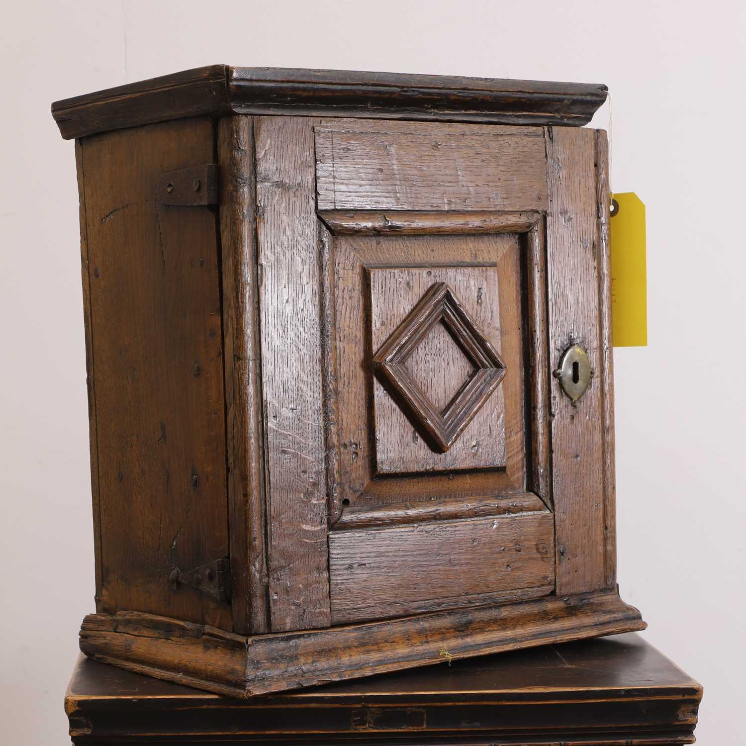 Lot 321 - A small oak cabinet of drawers