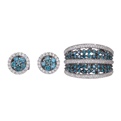 Lot 143 - A diamond ring and earrings set
