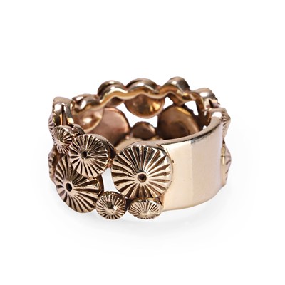 Lot 58 - An abstract design ring