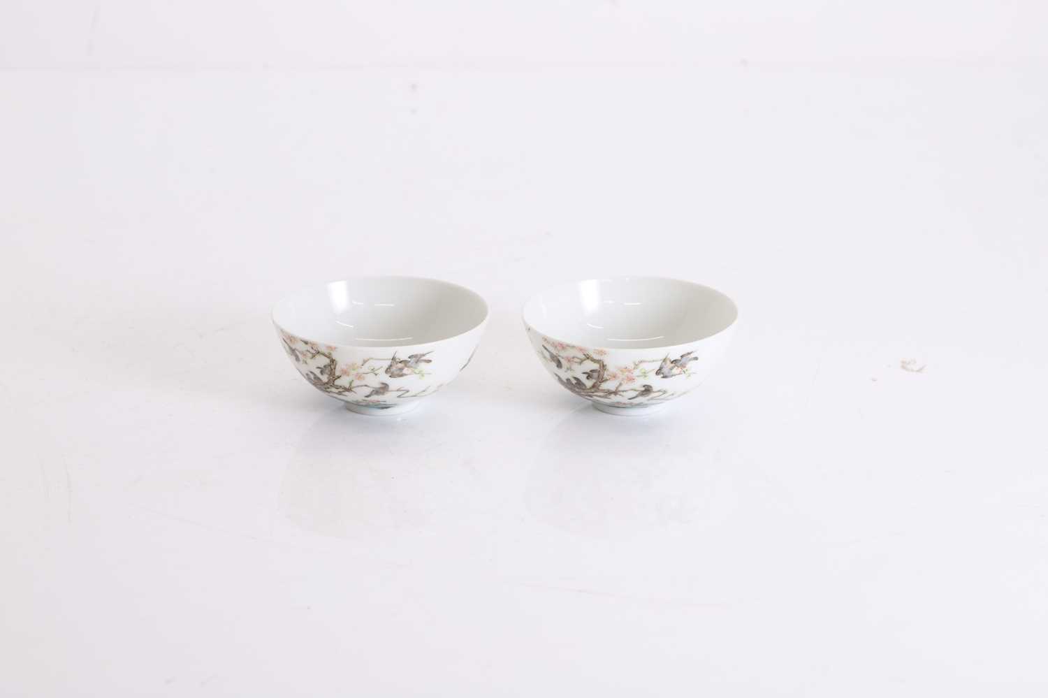 Lot 79 - A pair of Chinese famille rose teabowls