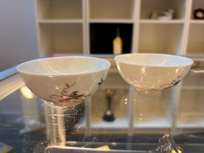 Lot 79 - A pair of Chinese famille rose teabowls