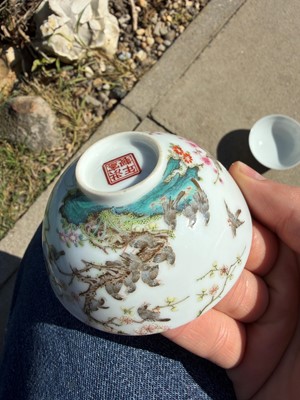 Lot 79 - A pair of Chinese famille rose teabowls