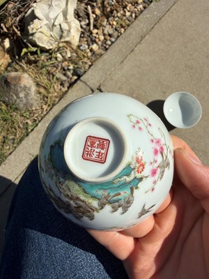 Lot 79 - A pair of Chinese famille rose teabowls