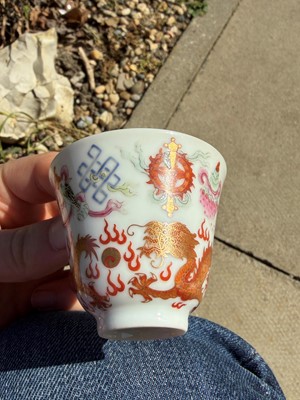 Lot 81 - A pair of Chinese dragon teacups