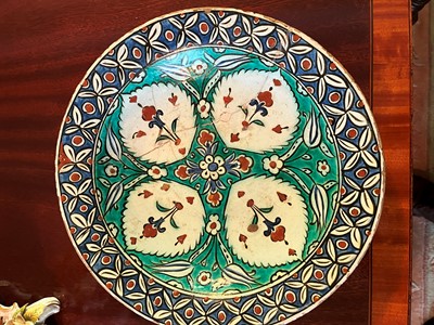 Lot 117 - An Iznik style pottery dish