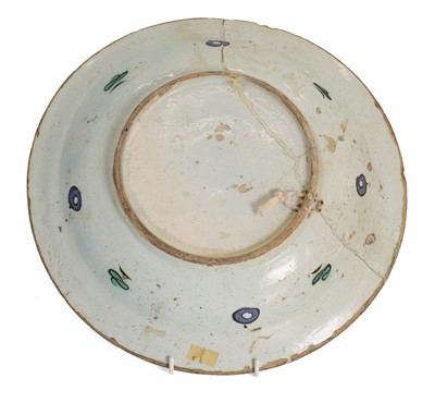 Lot 117 - An Iznik style pottery dish