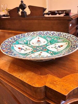 Lot 117 - An Iznik style pottery dish