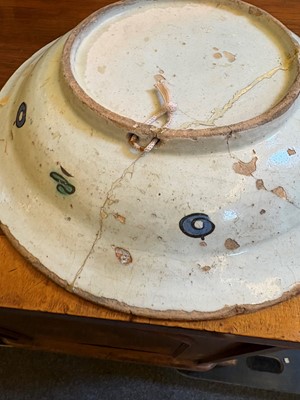 Lot 117 - An Iznik style pottery dish