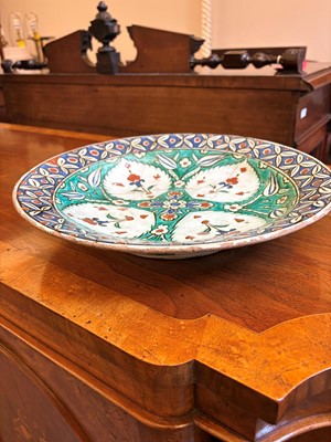 Lot 117 - An Iznik style pottery dish