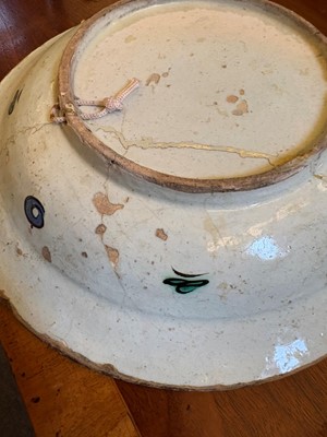 Lot 117 - An Iznik style pottery dish