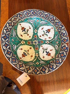 Lot 117 - An Iznik style pottery dish