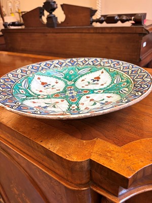 Lot 117 - An Iznik style pottery dish
