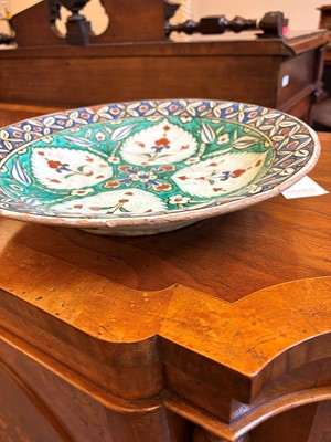 Lot 117 - An Iznik style pottery dish