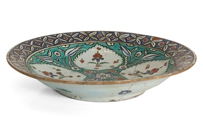 Lot 117 - An Iznik style pottery dish
