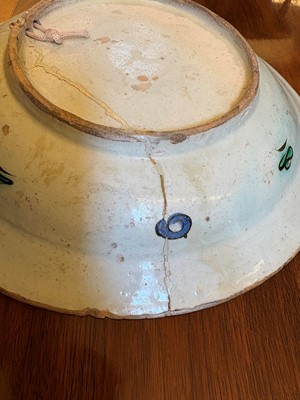 Lot 117 - An Iznik style pottery dish