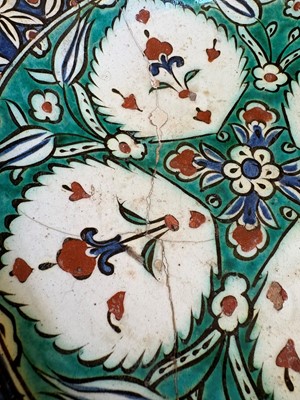 Lot 117 - An Iznik style pottery dish